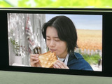 画面でテレビや映像を視聴でき、停車中の休憩時間にも活用できます。見やすい位置に表示されるため、車内で過ごすひとときに映像を楽しみたい方にうれしい装備です。