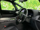 ゆとりある室内に、落ち着いた色合いのシートやドアトリムを配置。運転席まわりまで見渡しやすく、同乗者も車内でくつろぎながら過ごせる雰囲気です。