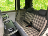 後席にはチェック柄のシートを採用し、車内に統一感を演出しています。窓から外の景色を確認しやすく、同乗する方もゆったりと座って過ごせる雰囲気です。