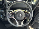握りやすい形状に加え、左右のスポークには複数のスイッチを配置。視線を大きく移さずに手元で操作できるため、運転中の使いやすさにも配慮されています。