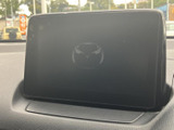 ダッシュボード上部に画面が配置され、運転中も視線を移しやすい位置です。ナビやオーディオの情報をまとめて確認できる装備で、日常の移動時にも活用しやすいでしょう。