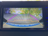 後方の様子を画面で確認でき、駐車時に周囲との距離を把握する目安として役立ちます。ガイド線も表示されるため、車庫入れや狭い場所での後退をサポートします。