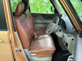 落ち着いたブラウン系のシートに、格子状のステッチがあしらわれています。運転席まわりは視界が広く、座った際にも前方や周囲を見渡しやすい印象です。