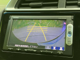 後方の映像にガイドラインが表示され、駐車時に車両と周囲の位置関係を確認しやすい構成です。画面の案内を活用して、バック操作を落ち着いて行えます。