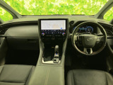 運転席まわりは視界を遮るものが少なく、前方や左右の確認がしやすいレイアウトです。シートや内装は落ち着いた色合いで、ゆったりと座って過ごせる空間に仕上がっています。