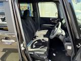 前席はゆったりとした座面と見通しのよい運転席まわりで、日常の移動も快適に過ごせます。ドア開口部が広く、乗り降りや荷物の出し入れもしやすいレイアウトです。