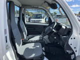 乗り降りしやすい開口部から、運転席と助手席の様子を確認できます。窓から光が入り、座面や足元まで見渡しやすい室内で、日々の乗車をイメージしやすい空間です。