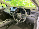 運転席から前方の視界が広がり、メーターやセンターディスプレイも見やすい位置に配置されています。シートに腰掛けた際の落ち着きと、すっきりした室内のまとまりも魅力です。