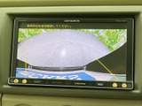 後方の様子をモニターで確認でき、駐車時の周囲確認をサポートします。画面にはガイド線も表示されており、車庫入れや狭い場所での後退時に、目安をつかみやすい装備です。