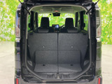 後方から車内を見渡すと、荷室の床面とシート背面が確認でき、荷物の積み下ろしもしやすい開口部です。室内の様子を見渡しやすく、日常の荷物の出し入れに便利です。