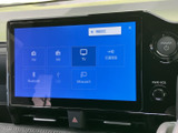 FMやAM、Bluetooth、USBなど複数の音源が画面に並び、使いたい項目を選びやすい構成です。表示が整理されており、音楽や交通情報などを日々の移動に活用できます。
