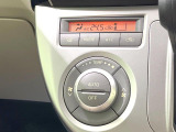 【オートエアコン】一度お好みの温度に設定すれば、車内の温度を検知し風量や温度を自動で調整。暑い&hellip;寒い&hellip;と何度もスイッチ操作をする必要はありません。快適な車内空間には必須の機能ですね♪
