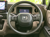 左右のスポークにスイッチが配置され、運転姿勢を大きく変えずに各種機能へアクセスしやすい設計です。メーターを見ながら手元で操作でき、毎日の運転を快適にサポートする装備です。