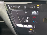 【オートエアコン】一度お好みの温度に設定すれば、車内の温度を検知し風量や温度を自動で調整。暑い&hellip;寒い&hellip;と何度もスイッチ操作をする必要はありません。快適な車内空間には必須の機能ですね♪