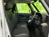 前席はゆったりとした座面と背もたれで、運転席からの視界も広く感じられます。落ち着いた色合いでまとめられ、乗り込む方にもなじみやすい、すっきりとした室内空間です。
