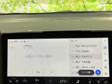 FMラジオの放送局を画面で確認しながら選べるオーディオです。現在の再生情報や局の一覧が見やすく表示され、好みの番組を選ぶ際にも便利です。