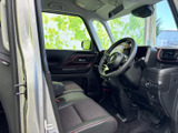 運転席まわりまで見通しやすく、座席や足元もゆとりを感じる配置です。ドアを開けた際の乗り降りもしやすく、前席で過ごす時間を快適に支えてくれます。