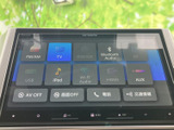 FM・AMやテレビ、Bluetooth Audio、USBなど、複数の音源を画面から選べます。普段使う機器や聴きたい内容に合わせて切り替えられ、車内での時間を快適に過ごせます。