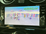 テレビ映像を表示できる画面を備えています。停車中の休憩時間などに番組や映像を楽しめるのがうれしいポイント。画面の表示を確認しやすく、車内で過ごす時間に活用できます。