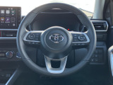 手元に各種スイッチがまとまり、運転姿勢を保ちながら必要な操作に移りやすい構成です。表示や音量などを確認しやすく、日々の運転を便利に支えます。