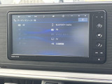 オーディオの選択画面から、AM・FMやBluetooth Audioなどの項目を確認できます。聴きたい音源を画面で選べるため、日常の移動時間に合わせて活用しやすい装備です。