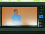 画面でテレビ番組を視聴できる装備です。停車中の休憩時間などに映像を楽しめるため、車内で過ごす時間の選択肢が広がります。見たい番組を確認しやすい画面表示も魅力です。