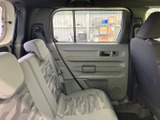 後席にはゆとりある座面とヘッドレストが備わり、同乗者も落ち着いて過ごせる空間です。大きな窓から外の様子を確認しやすく、左右のドアまわりもすっきりとした印象にまとまっています。