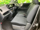 前席から前方を見渡しやすく、座面もゆとりのある形状です。運転席まわりから助手席まで明るい色合いでまとまり、落ち着いて過ごせる空間です。