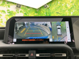 後方カメラの映像に加え、車両周囲を上から見た表示も確認できます。駐車時や後退時に周囲の状況を把握しやすく、画面のガイド表示が車庫入れをサポートします。