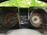 速度計や回転計、中央の表示部がまとまり、運転に必要な情報を確認しやすいレイアウトです。数値や表示を視線の近くで把握でき、日々の運転を落ち着いて支えてくれます。