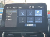 AM・FMに加えてBluetoothやUSBなど、複数のオーディオソースが画面に表示されています。使いたい音源を一覧から選べる構成で、通勤やお出かけの時間に合わせて車内の音楽を楽しめます。