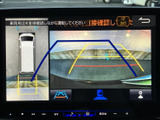 後方映像に加えて車両周辺の表示も確認でき、駐車時の周囲確認をサポートします。画面のガイド線を目安に後方との距離感を把握しやすく、目視と併せて切り返しや駐車を行う際に便利な装備です。