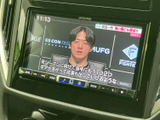 テレビ番組を画面に表示でき、停車中の休憩時間などに映像を楽しめます。画面上で番組の内容を確認しやすく、移動の合間に過ごすひとときにも活用いただけます。