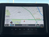 周辺の道路や地名が表示され、現在地を確認しながら目的地までの道順を把握できます。地図上には目印も示され、初めて訪れる場所へのお出かけにも心強い案内役として活躍します。