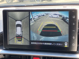 後方の映像に加え、車両周囲を俯瞰した表示も確認できます。駐車時に周囲の状況を把握しやすく、画面上のガイド表示を目安に車庫入れをサポートします。