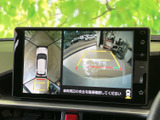 後方の映像に加え、車両を上から見た映像も表示され、駐車時に周囲の様子を確認しやすい画面構成です。駐車位置を合わせる際の目安として活用でき、車庫入れをサポートします。