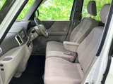 明るい色調でまとめられた前席は、運転席と助手席の様子を見渡しやすい配置です。座面や背もたれにゆとりがあり、乗り降りの際にも落ち着いて過ごせる室内空間です。