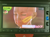 画面でテレビ番組を視聴できる装備です。停車中の休憩時間などに映像を楽しめるため、待ち時間を過ごす際にも活用できます。視聴は安全な場所に停車してお楽しみください。