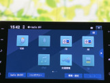 音源や交通情報などを画面から選べる構成で、目的に合わせて使い分けやすいのが魅力です。表示が整理されており、日常のお出かけでも必要な項目を確認しやすく、車内での操作をサポートします。
