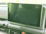 大きなモニターを備え、表示内容を確認しやすいレイアウトです。画面下部には操作用のボタンが並び、必要なメニューへアクセスしやすく、毎日の移動を支える装備として活躍します。