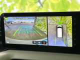 車両周囲を複数の視点から確認できる表示を備え、駐車時の周囲確認をサポート。画面上のガイドも見やすく、狭い場所での駐車時に心強い装備です。