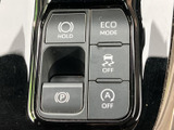 操作部の表示が大きく、各スイッチの役割を見分けやすい配置です。駐車保持や走行モードなど複数の機能がまとまり、日常の運転をサポートする装備が備わっています。
