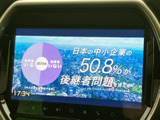 テレビ番組を画面で視聴でき、停車中の待ち時間にもお楽しみいただけます。映像と時刻が表示される見やすい画面で、車内で過ごすひとときに活用しやすい装備です。視聴は停車時にご利用ください。