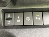 運転席まわりに複数の機能スイッチをまとめ、必要なときに手元で確認しやすい配置です。表示が見分けやすく、日常の操作にも役立ちます。