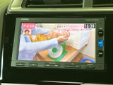テレビ番組を画面に表示でき、停車中の待ち時間などに映像を楽しめます。画面内に番組情報も表示され、映像を見たいときに利用しやすい装備です。