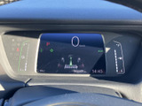 中央のディスプレイに走行情報がまとまり、左右の表示と合わせて運転に必要な情報を確認しやすい構成です。明るい画面表示で、走行中も必要な情報を把握しやすくなっています。