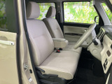 明るい色調のシートと大きな窓が、運転席まわりに開放感をもたらします。座面や背もたれも広く、乗り降りのしやすさや日々の使いやすさを感じられる空間です。