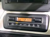 【オートエアコン】一度お好みの温度に設定すれば、車内の温度を検知し風量や温度を自動で調整。暑い&hellip;寒い&hellip;と何度もスイッチ操作をする必要はありません。快適な車内空間には必須の機能ですね♪