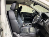 前席はヘッドレスト付きのシートが並び、運転席から助手席までゆったりとした空間が広がります。前方や左右の視界も確保され、乗り降りの際も使いやすい印象です。