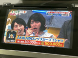 テレビ番組を画面に映せる装備で、停車中の待ち時間にも映像を楽しめます。画面内に番組情報も表示され、車内で過ごすひとときを充実させてくれます。視聴は安全に配慮し、停車中にお楽しみください。